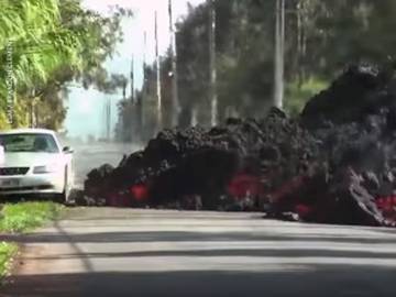 El vídeo que muestra lo que pasa cuando la lava toca a un coche