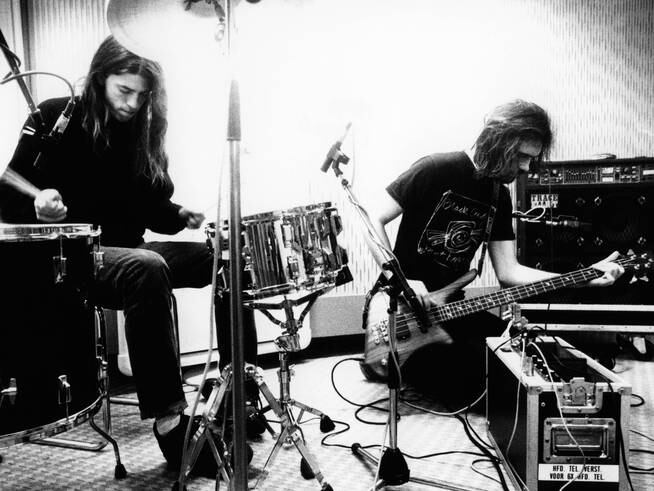 Dave Grohl y Krist Novoselic en un estudio de grabación