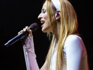Belén Aguilera vive una pedida de mano durante su concierto de Barcelona
