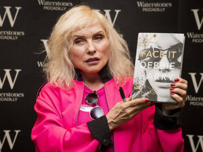 Debbie Harry sostiene una copia de su biografía &#039;De cara&#039;, en la presentación en una librería de Londres en octubre de 2019.
