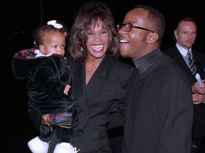 Whitney Houston con su hija, Bobbi Kristina y su marido, Bobby Brown, en 1994. 