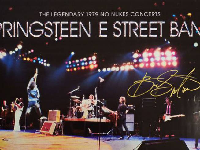 Póster de &#039;The Legendary 1979 No Nukes Concerts&#039; firmado por Bruce Springsteen.