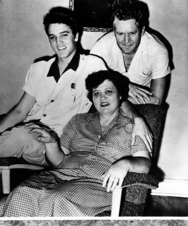 Elvis Presley con sus padres, Gladys y Vernon