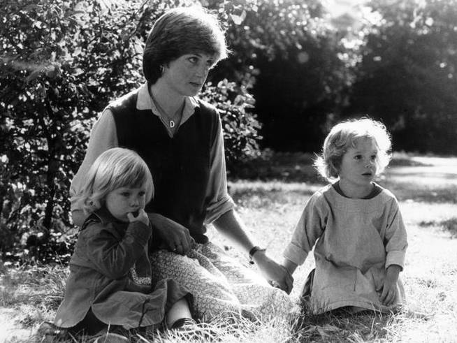 La princesa Diana de Gales con sus hijos.