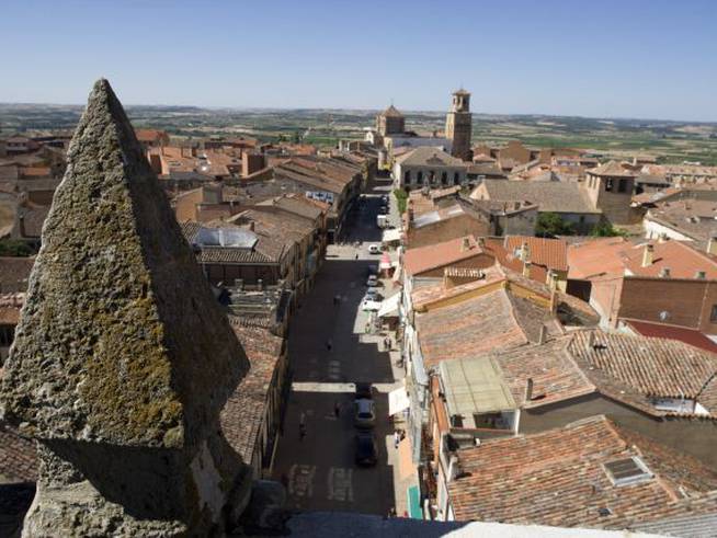 Vista desde las alturas de una de las principales calles de Toro en Zamora.