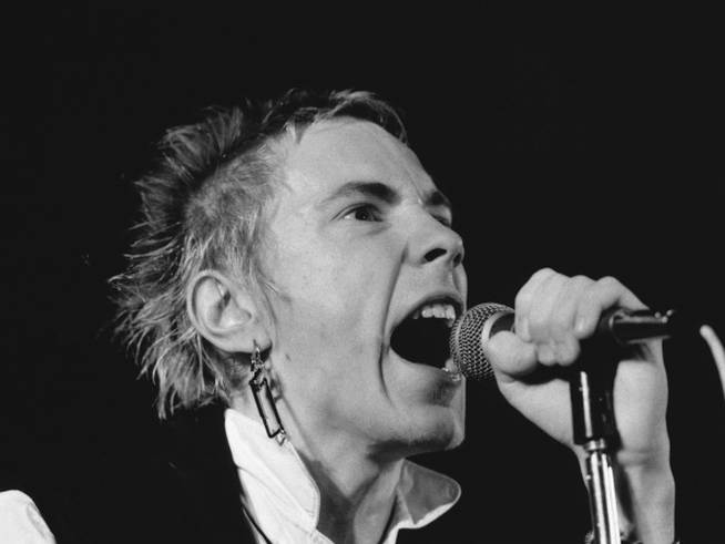 Johnny Rotten, vocalista de Sex Pistols, en concierto