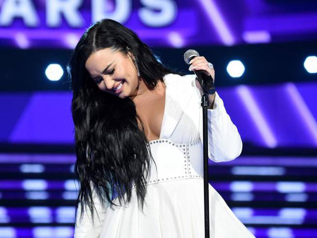 Demi Lovato se emociona en su actuación en los Grammy 2020.