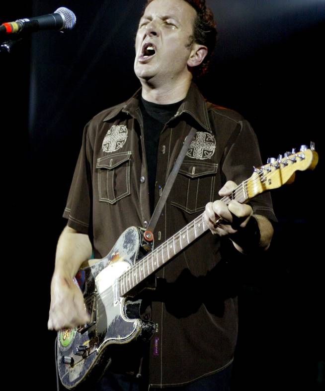 Joe Strummer y The Mescaleros en un concierto en Londres en 2002