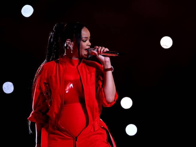 Rihanna durante su actuación en la Super Bowl en febrero de 2023.
