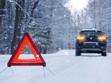 ¿Qué hacer si te quedas atascado en la nieve con el coche?