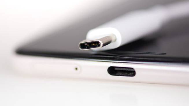 Es oficial, el cargador USB-C será obligatorio para todos. Apple tiene  hasta 2024 para deshacerse
