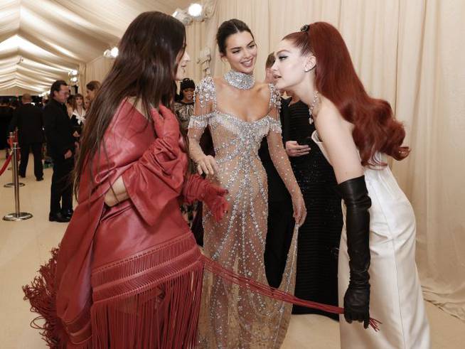 Rosalía, Kendall Jenner y Gigi Hadid compartieron una agradable velada en la MET Gala.