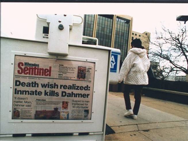 &quot;Deseo de muerte cumplido: un reso mata a Dahmer&quot;, la noticia de cómo muerió Jeffrey Dahmer.