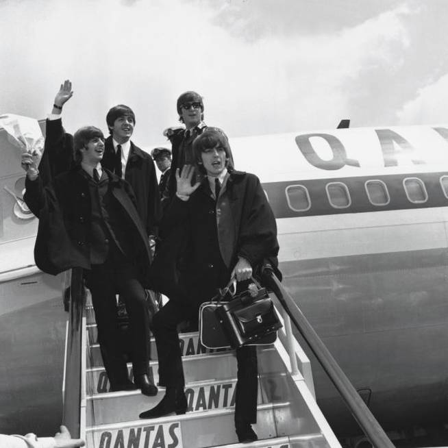 The Beatles - John Lennon, Paul McCartney, George Harrison, Ringo Starr. Volviendo de gira por Australia, 1964 / Foto: Getty Images