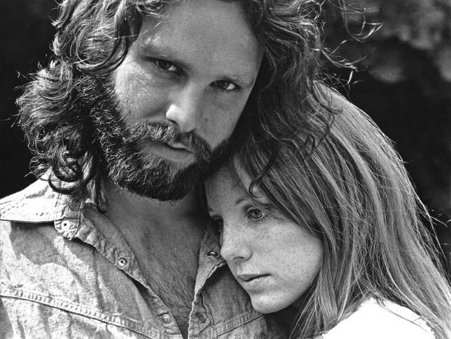 Jim Morrison, líder de The Doors, con su novia Pamela Courson, en 1969, en una sesión de fotos en California.