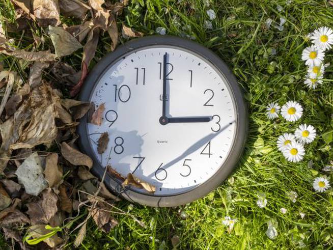 Un reloj mostrando el cambio de hora al verano.