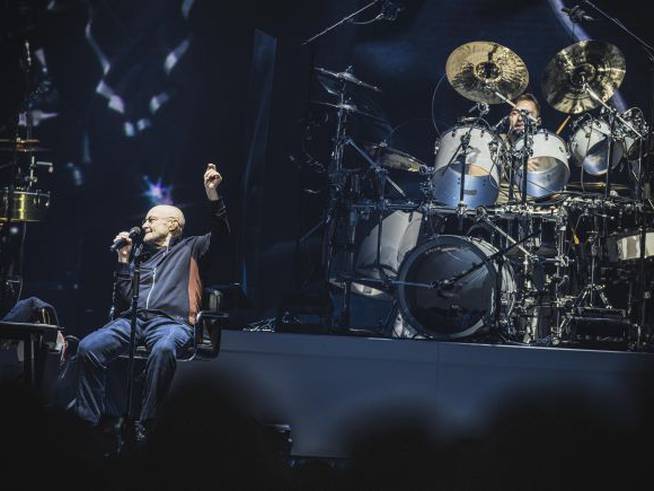 Phil Collins y su hijo Nic Collins, tocando la batería, durante un concierto en Berlín en marzo de 2022. . 
