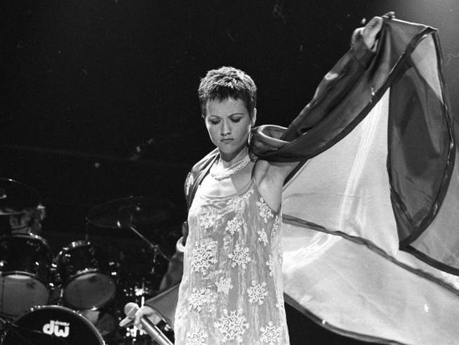Dolores O&#039;Riordan y su mágico halo, durante un concierto en Dublín en 1995.