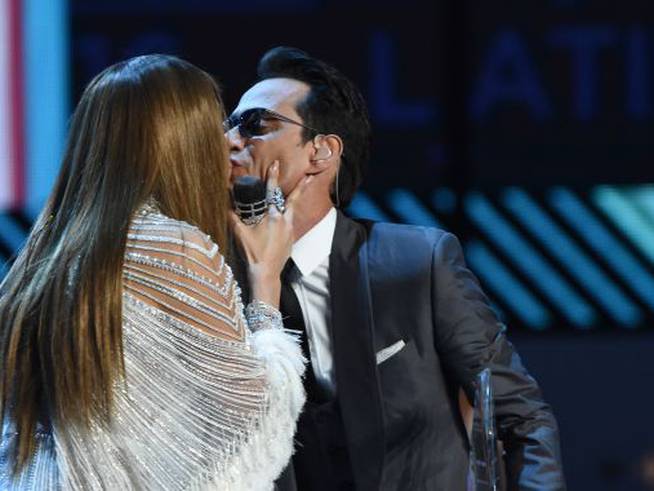 Jennifer Lopez y Marc Anthony se besaron en la última gala de los Grammy Latinos.