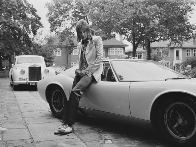 El cantante británico Rod Stewart, con su Lamborghini Miura en septiembre de 1971.