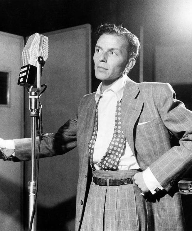 Frank Sinatra, posando junto a un micrófono en los estudios Columbia Recording.