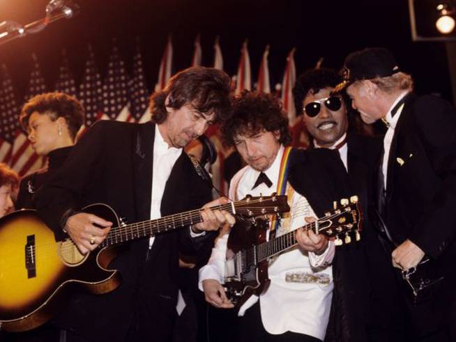 George Harrison, Bob Dylan, Little Richard y Mike Love de Beach Boys, actuando en 1988.