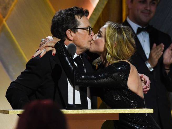 Michael J. Fox besa a su esposa durante su discurso.