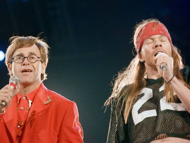 Elton John y Axl Rose, cantante de Guns N Roses, en el concierto tributo a Freddie Mercury celebrado en Wembley el 20 de abril de 1992.