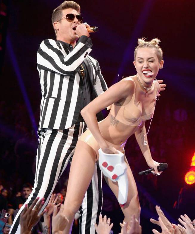 Miley Cyrus y Robin Thicke en los MTV VMas 2013