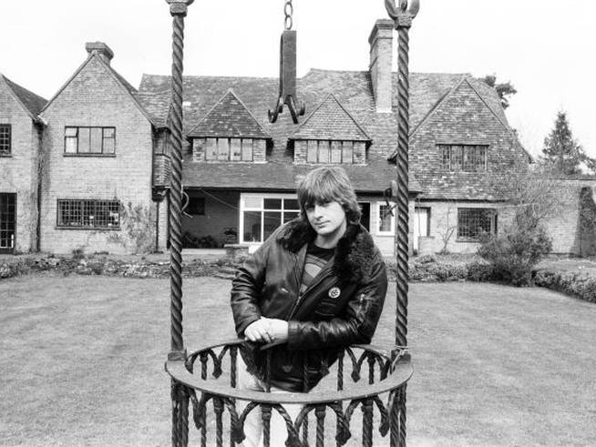Mike Oldfield, posando en su casa de Buckinghamshire, en 1980.