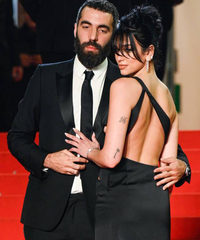 Romain Gavras y Dua Lipa, juntos en el Festival de Cannes 2023.
