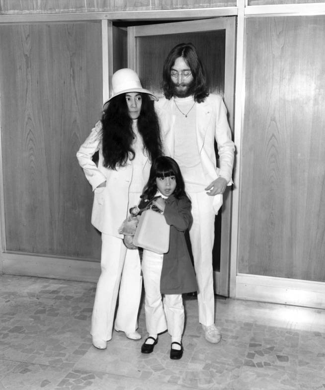 John Lennon, Yoko Ono y Kyoko, en 1969.