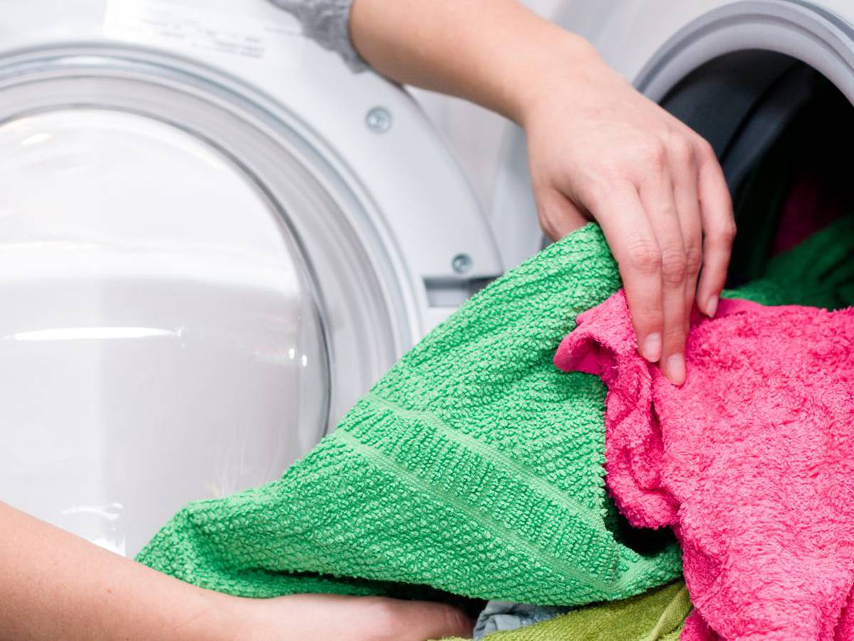 Qué pasa si dejas la ropa mojada muchas horas en la lavadora?