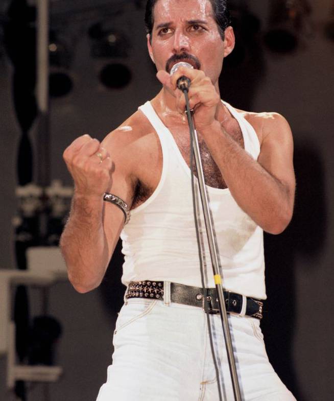 Freddie Mercury, cantando con Queen en el Live Aid en 1985.