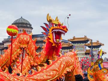 Dragón bailando en un desfile por el Año Nuevo Chino.