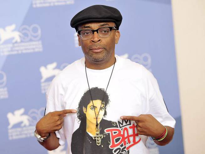 El director Spike Lee, con una camiseta conmemorativa del disco &#039;Bad&#039; de Michael Jackson en el Festival de Venecia de 2012.