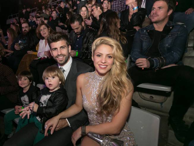 La familia de Shakira, los Piqué-Mebarak, al completo; detrás, Dani Martín