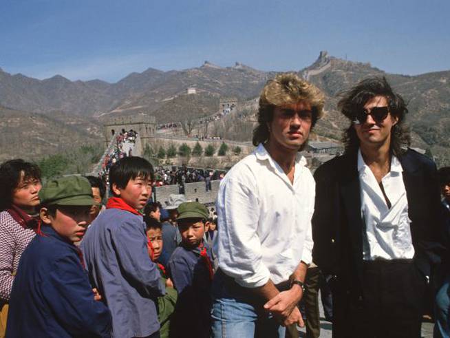 George Michael y Andrew Ridgeley, miembros de Wham!, fueron el primer grupo de pop occidental en realizar una gira por China en 1985.