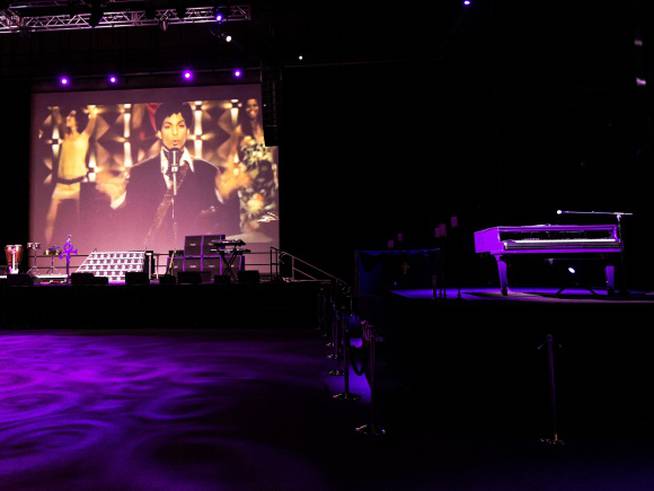 Piano de Prince en exhibición frente al escenario en Paisley Park, la casa y estudio de Prince en Chanhassen, Minnesota, el 30 de junio de 2021.