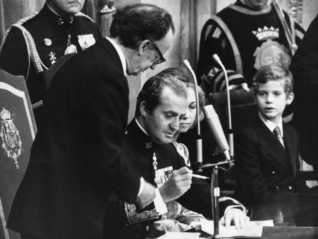 El Rey Juan Carlos I firmando la Constitución en 1978.