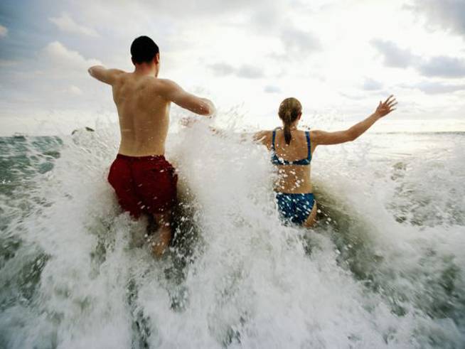 Saltar las olas es otro ritual típico de la Noche de San Juan.