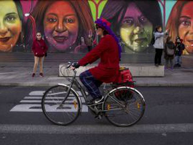 Una mujer circula en bicicleta en Madrid el 8 de Marzo de 2020