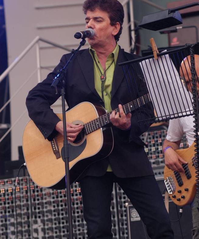 Jaime Urrutia, el cantante de &#039;Gabinete Caligari&#039;, en el concierto del 40º aniversario de LOS40 en el estadio Vicente Calderón, en 2006.