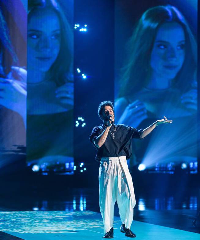 Camil cantó en los Premios Juventud con su mujer de fondo.