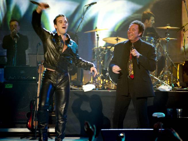 Robbie Williams y Tom Jones en los BRIT Awards de 1998