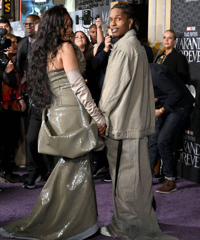 Rihanna y A$AP Rocky en la alfombra morada.