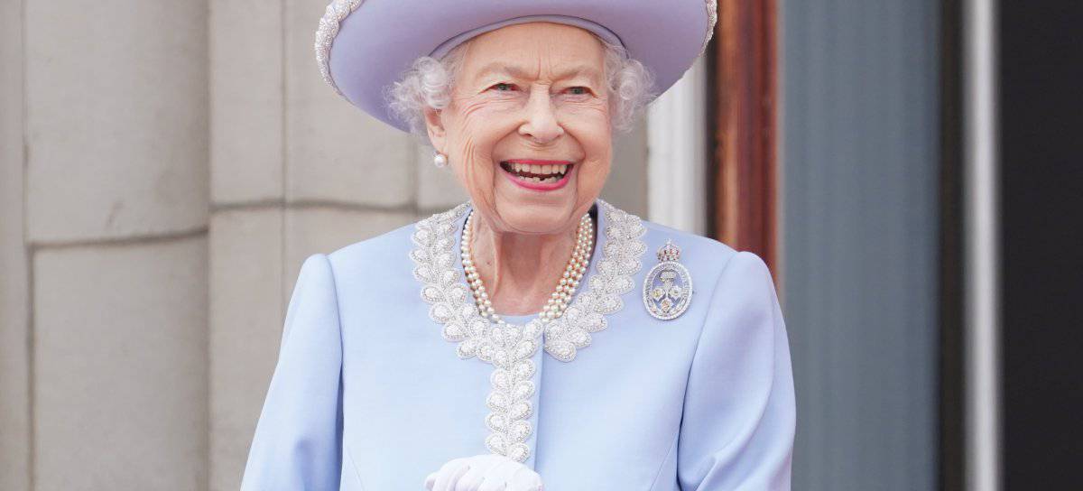 La reina ha salido al balcón muy sonriente y luciendo un traje azul cielo de lo más elegante.