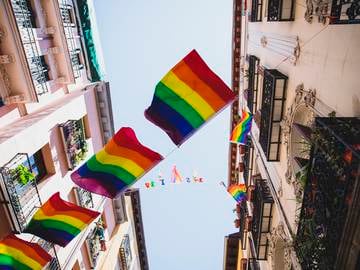 Varias banderas del colectivo LGTBIQ colgadas por los balcones de Madrid.
