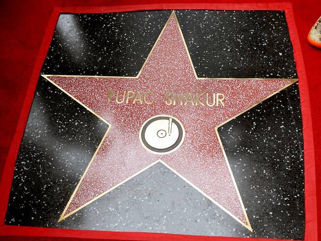 Hollywood coloca en su paseo la estrella de Tupac Shakur 27 años después de su muerte.