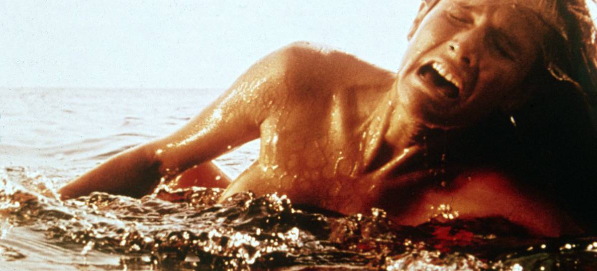Una bañista está a punto de ser asesinada en &#039;Tiburón&#039; de Steven Spielberg